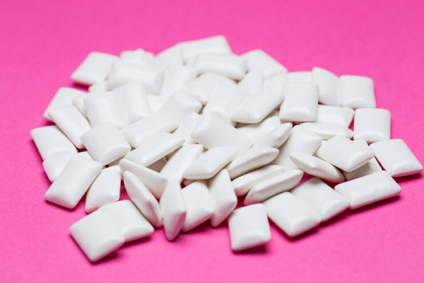Estudiantes crean chicle capaz de eliminar microplásticos del organismo