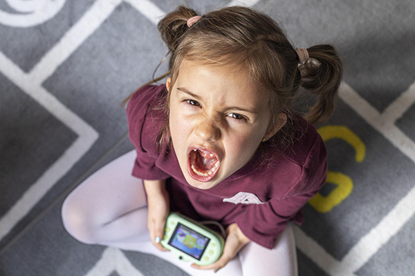 Los niños no distinguen entre tristeza y enojo hasta cierta edad, afirma estudio