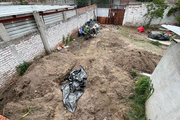 Hallan fosa clandestina con 32 cuerpos en finca de Guanajuato