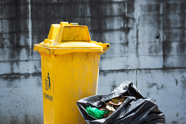Lo hallaron muerto dentro de un contenedor de basura