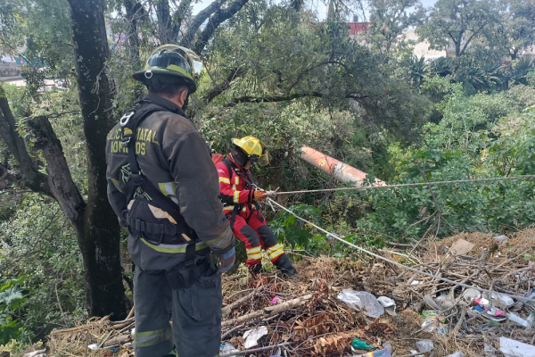 Joven cae en barranca y es rescatado por Protección Civil
