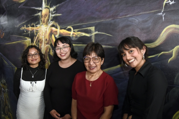 Estudiantes de Artes realizan mural en la Facultad de Psicología por sus 60 años