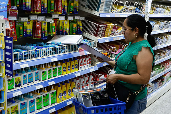 De los cuadernos al cloro: el polémico contenido de las listas de útiles escolares