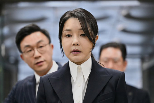 Detienen a la ex primera dama de Corea del Sur tras emisión de orden de arresto