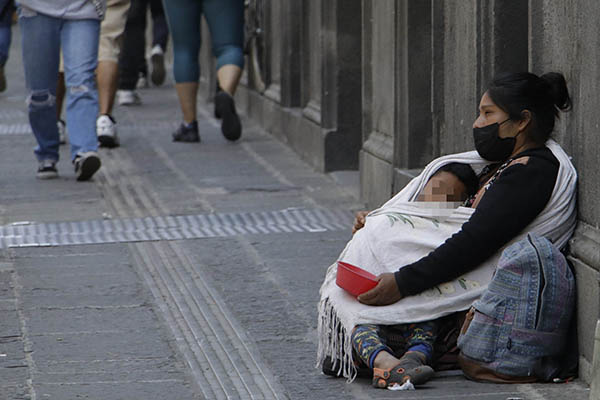 Pobreza en México baja de 36.3 % a 29.6 % entre 2022 y 2024, según Inegi