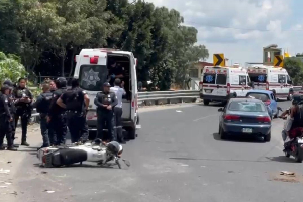 Dos sujetos derrapan en una motocicleta tras ser baleados en un bar