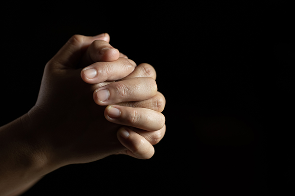 Oración en la autopista: un conductor implora antes de violento choque