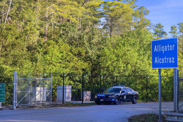 Jueza de Florida ordena desmantelar centro de detención migratoria Alligator Alcatraz