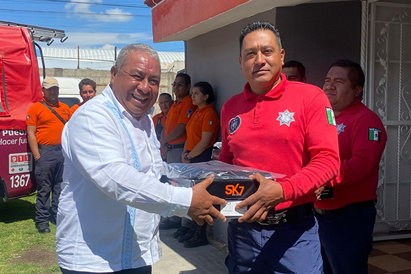 Con entrega de uniformes y pastel, Severiano de la Rosa celebra a los bomberos de Amozoc