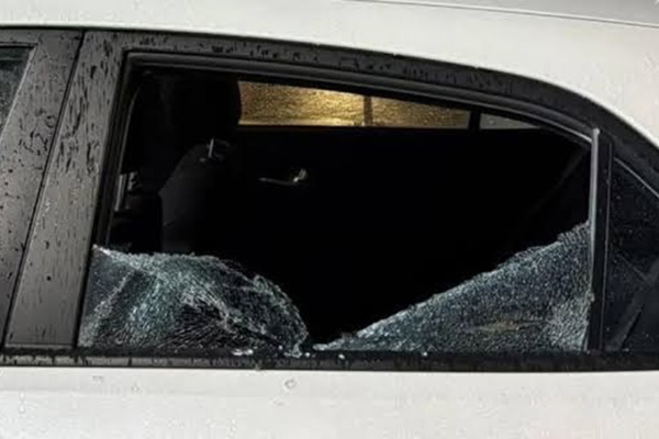 Robo exprés: delincuentes saquean un auto en Plaza Marsala tras “cristalazo”