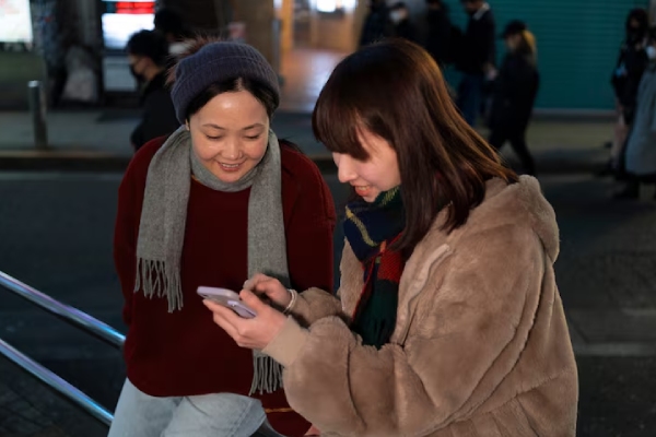 Ciudad japonesa plantea limitar el uso del celular para todos sus habitantes