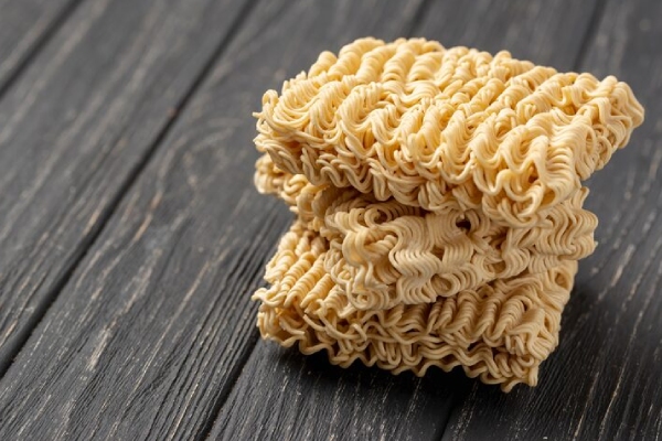 Adolescente muere tras comer 3 paquetes de sopa instantánea de manera inusual