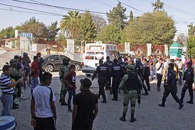 Turba enardecida casi lincha a un asaltante y agrede a policías