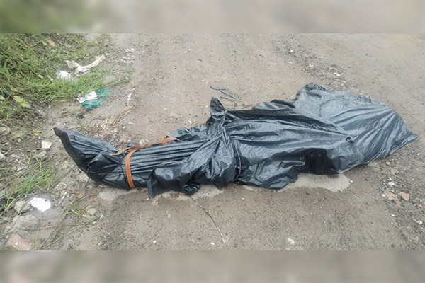 Abandonan cadáver baleado en bolsas de basura