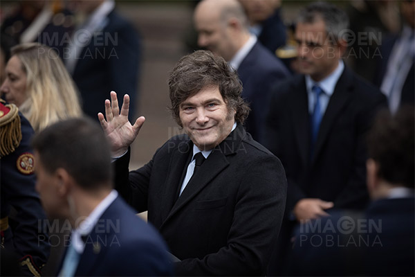 Evacúan a presidente argentino de caravana electoral por agresiones