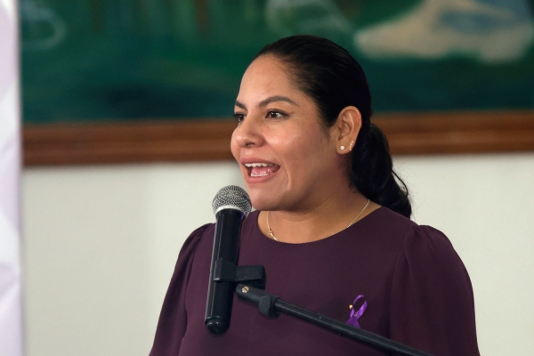 Guadalupe Cuautle entrega apoyos económicos a cien emprendedores locales