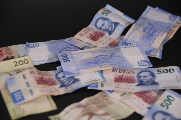 Peso mexicano se mantiene estable tras baja en desempleo y nuevos aranceles a China