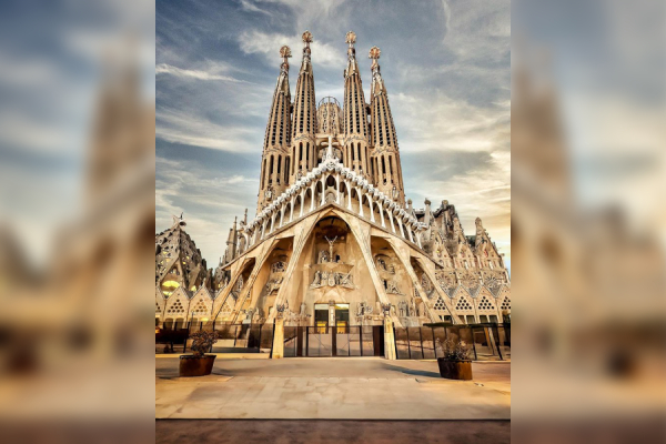 Ecoactivistas manchan la Sagrada Familia en protesta por la gestión de incendios