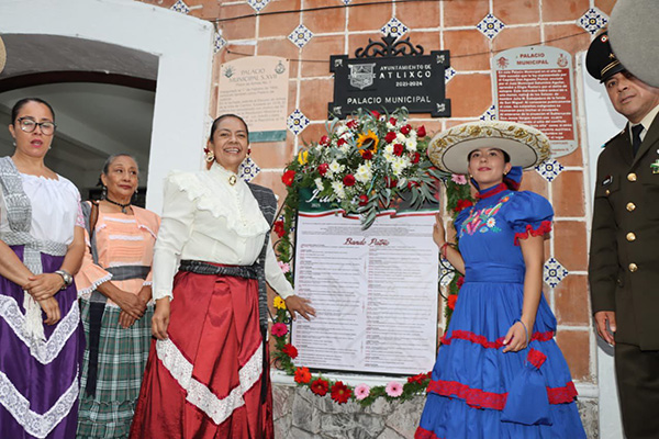 Atlixco da inicio a las fiestas patrias con pega del Bando Patrio e iluminación en el Centro