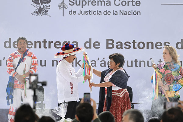 ¿Mandato o montaje? El bastón de mando en actos de Estado enciende debate en México