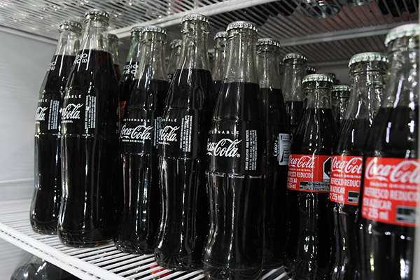 Salud advierte sobre bebidas azucaradas, pero omite acciones contra industria refresquera