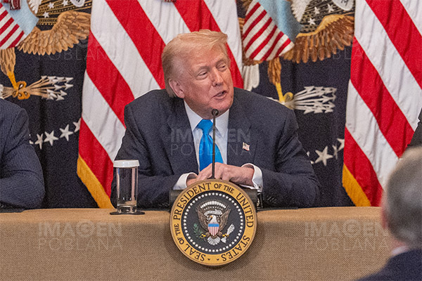 Trump anuncia que el ejército de EU abatió a "once terroristas" en un "buque narco"