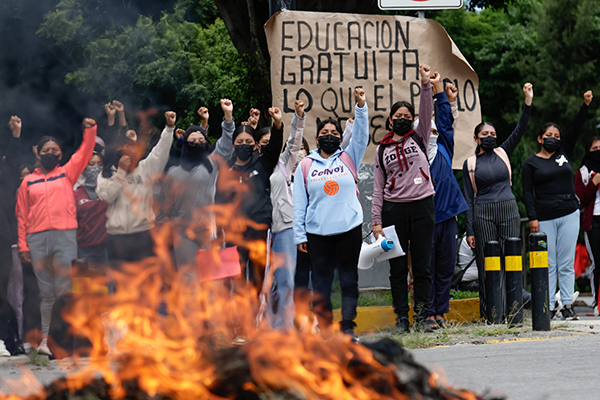 ¿Por qué las normalistas de Teteles siempre protestan?, ¿qué pasa en esa institución?