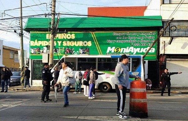 Microbús chatarra se queda sin frenos y provoca destrucción y 11 lesionados