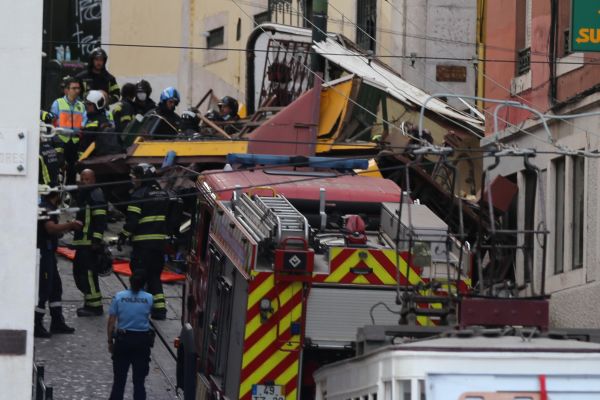 Cable roto, causa de fatal descarrilamiento de funicular en Lisboa