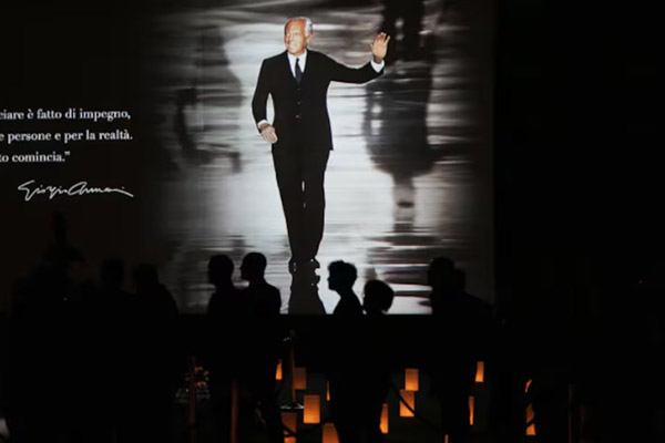 Más de 10,000 personas despiden al diseñador Giorgio Armani en Milán