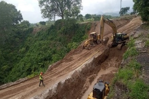 Atiende Gobierno Estatal deslaves en carretera de Hueytamalco