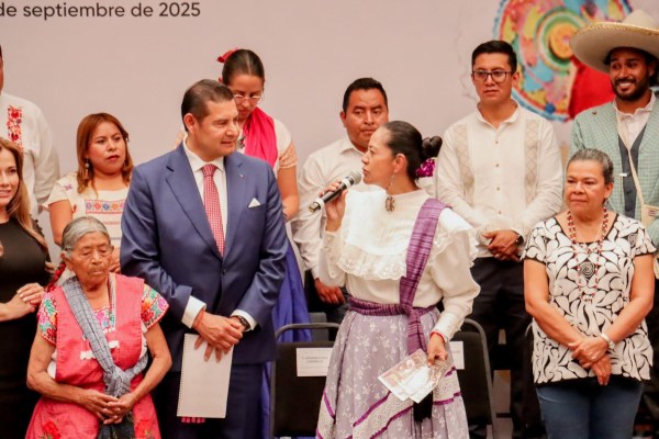 Ariadna Ayala, alcaldesa de Atlixco, invita al gobernador al Huey Atlixcáyotl