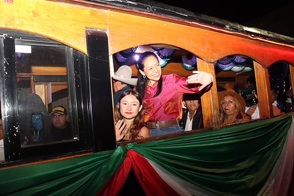 Ariadna Ayala encabeza la cabalgata en honor a los Héroes de la Patria en Atlixco