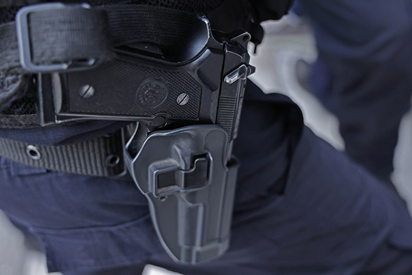 Policía auxiliar, de tanto trabajar el 15 y 16, se quedó dormido y le robaron el arma