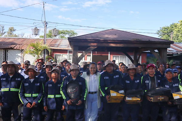 Ariadna Ayala continúa dignificando la labor de los trabajadores de Servicios Públicos en Atlixco