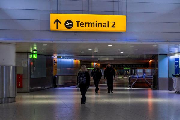 Ciberataque interrumpe operaciones en principales aeropuertos europeos