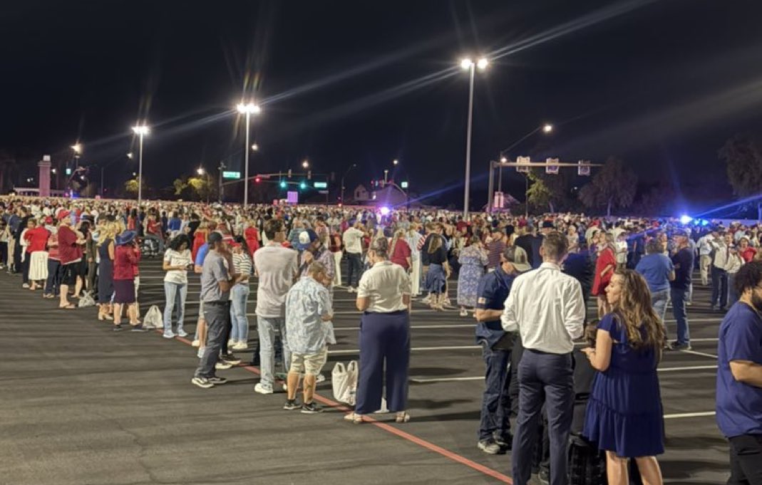 Miles de estadounidenses se congregan en el lugar del funeral de Charlie Kirk