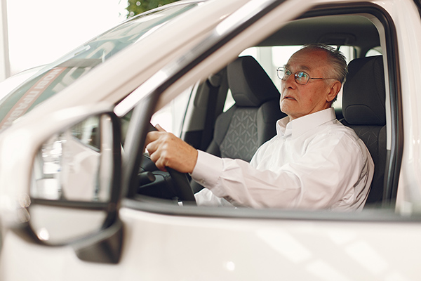 Mitos sobre la edad y el volante: lo que realmente exige la ley en México
