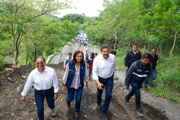 Gobierno federal y estatal encabezan reapertura de caminos y entrega de víveres en Pantepec