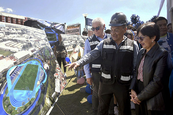 Lilia Cedillo coloca primera piedra de pista de tartán y campo traviesa en la prepa Calderón