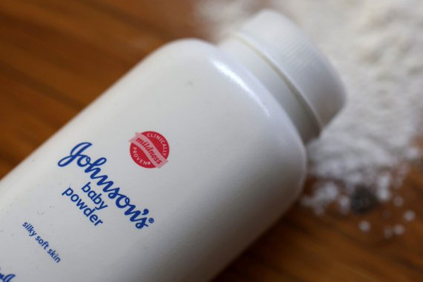 Miles de británicos demandan a Johnson&Johnson por talco potencialmente cancerígeno
