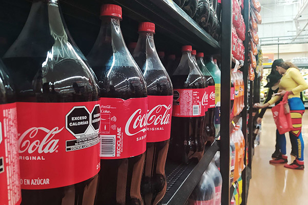 Refresqueras limitarán publicidad de bebidas azucaradas rumbo al Mundial 2026 en México