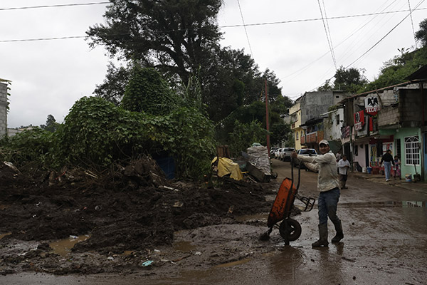Permanecen incomunicadas más de un centenar de comunidades por inundaciones