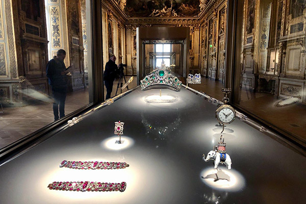 Insólito robo en el Louvre: encapuchados sustraen nueve joyas históricas