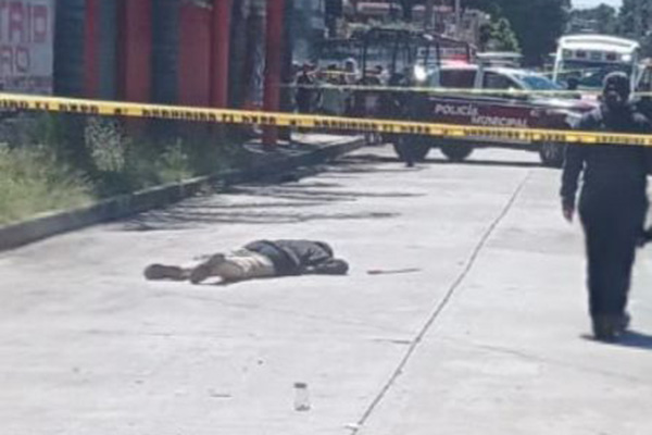 Atacó a un policía a machetazos y terminó muerto
