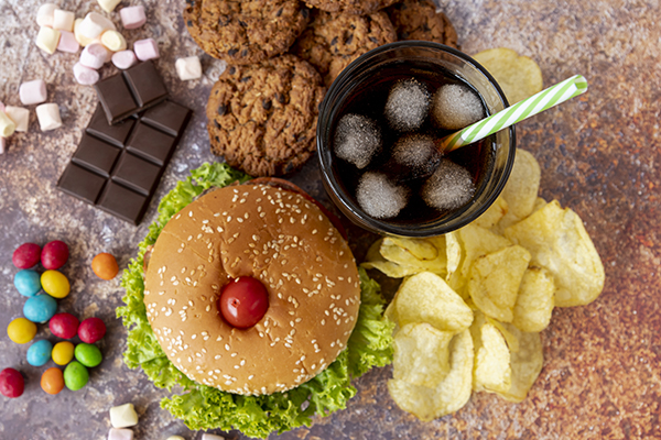 Adicción a alimentos ultraprocesados supera al alcohol y tabaco en adultos de mediana edad