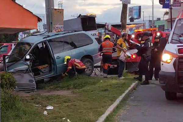 Vuelta prohibida provocó aparatoso choque; dos personas quedaron prensadas