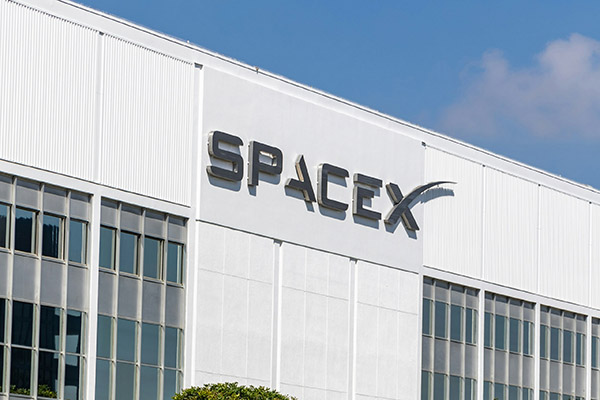Musk asegura que SpaceX llevará a cabo misión lunar Artemis III tras advertencia de la NASA