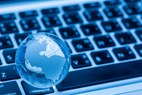 Wikipedia pierde tráfico humano por auge de resúmenes generados por IA