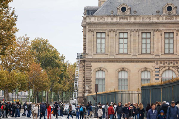 La ventana del Louvre por la que entraron ladrones atrae a los parisinos y turistas